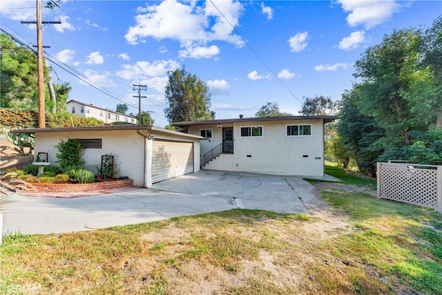 view of front of property featuring a front yard and a patio