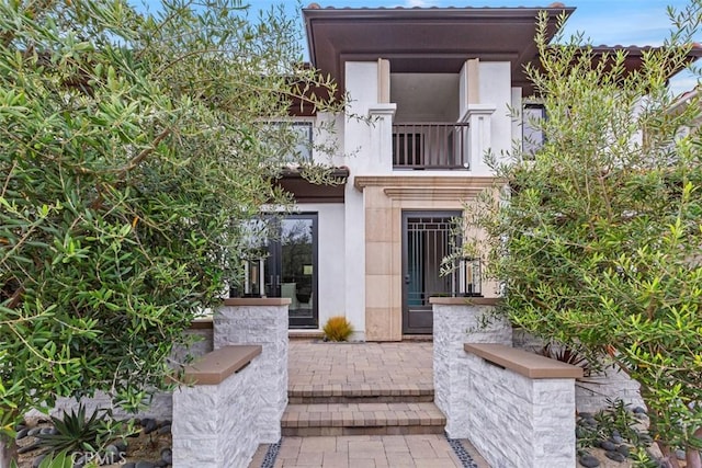 view of front of house with a balcony