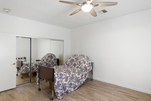 bedroom featuring a closet, light wood-type flooring, and ceiling fan