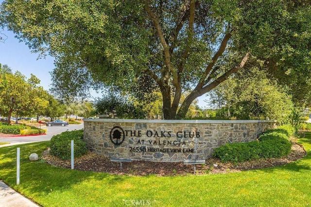 community / neighborhood sign featuring a lawn