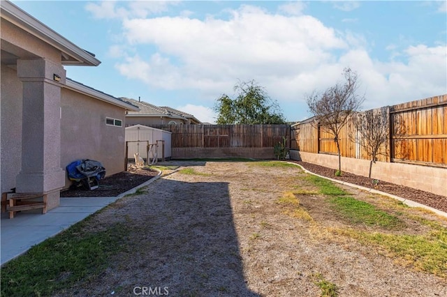 view of yard with a storage unit