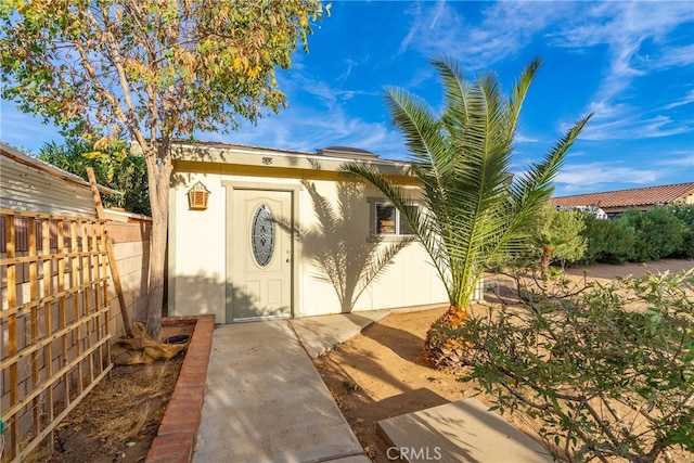 view of front of house with an outdoor structure