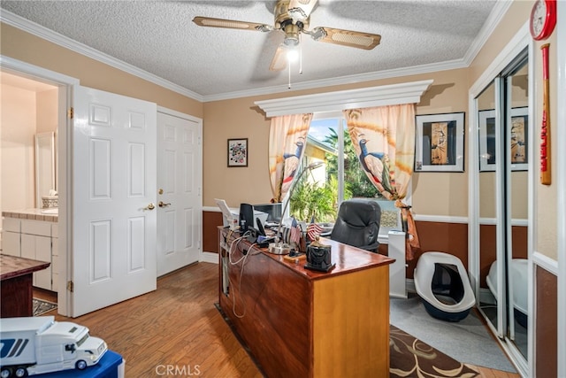 home office featuring ceiling fan, a textured ceiling, crown molding, and light hardwood / wood-style floors