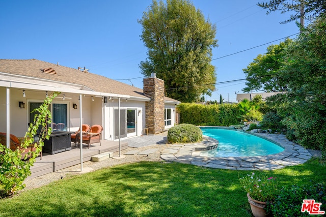 view of pool featuring ceiling fan, a yard, and a patio