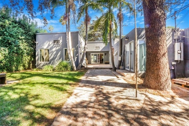 view of front of property with a front lawn