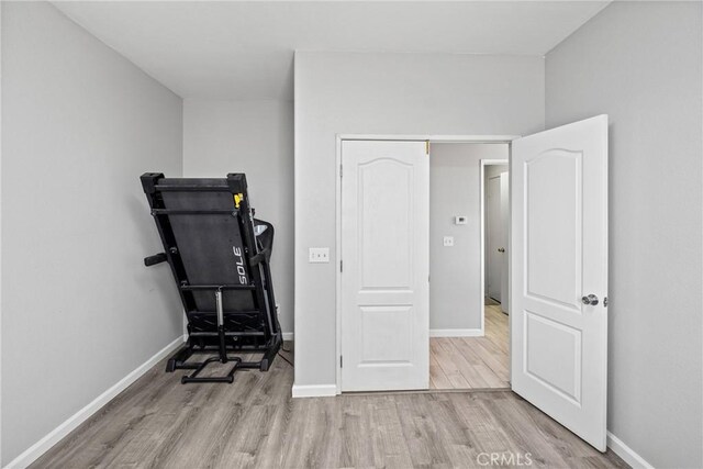 exercise area with light hardwood / wood-style floors