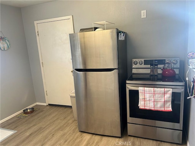63737 Gibson Rd, Joshua Tree, CA 92252 - kitchen with stainless steel appliances, wood finished floors, and baseboards