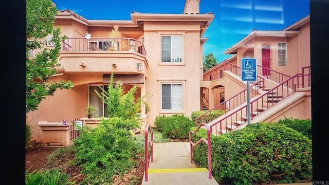 view of front of home featuring a balcony