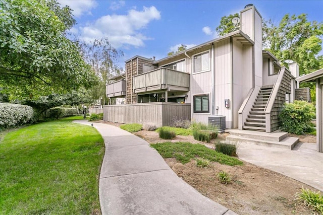 view of property's community featuring a lawn