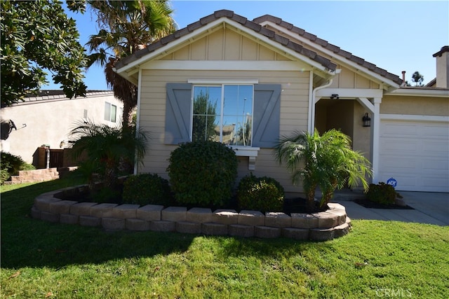 view of front of home featuring a front lawn and a garage