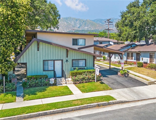 view of front of property featuring a mountain view and a front yard