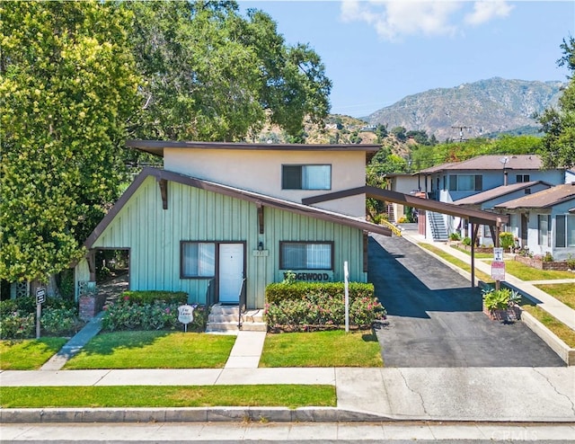 view of front of house featuring a front yard and a mountain view