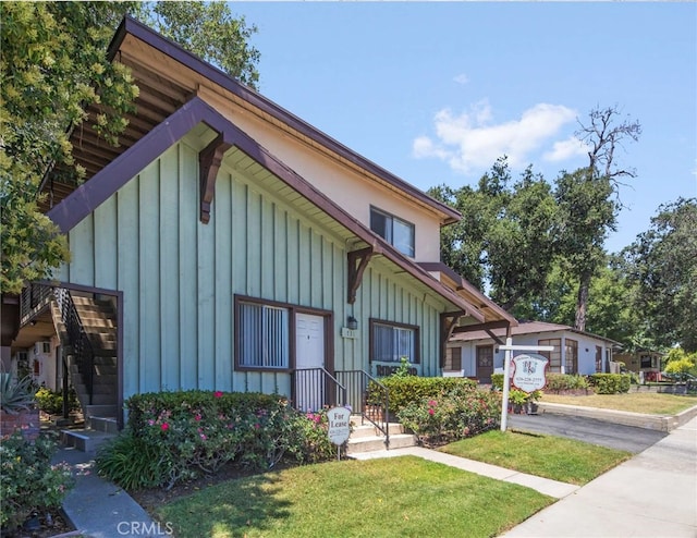 view of front of house featuring a front yard