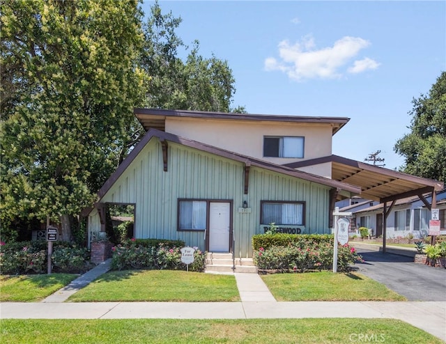 view of front of property with a front yard