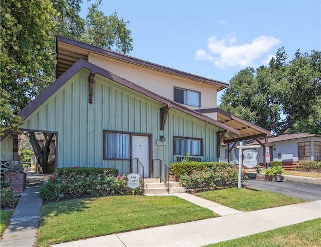 view of front of house featuring a front lawn