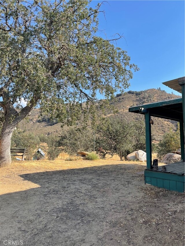 view of yard with a mountain view