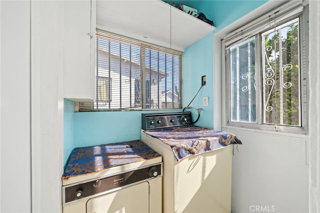 laundry room featuring washer and clothes dryer