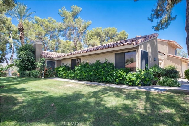 view of front of house featuring a front lawn