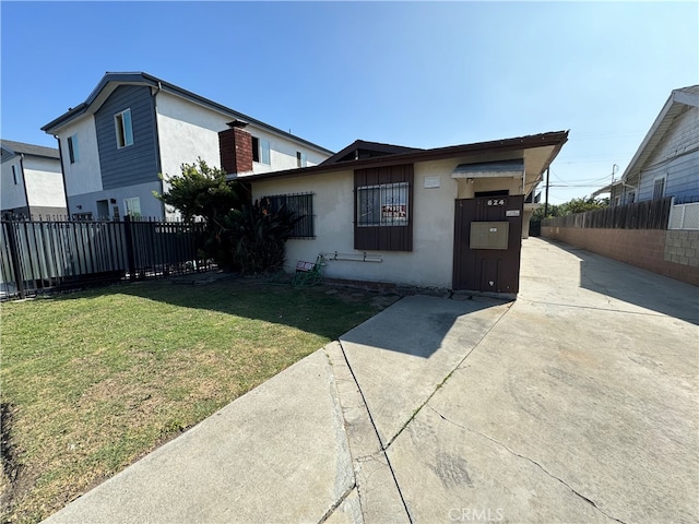 view of front of property featuring a front lawn