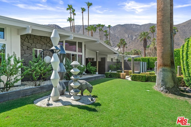 view of yard with a mountain view