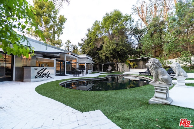 view of yard featuring a patio