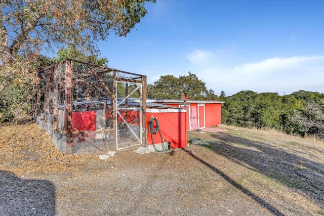 view of yard featuring an outbuilding