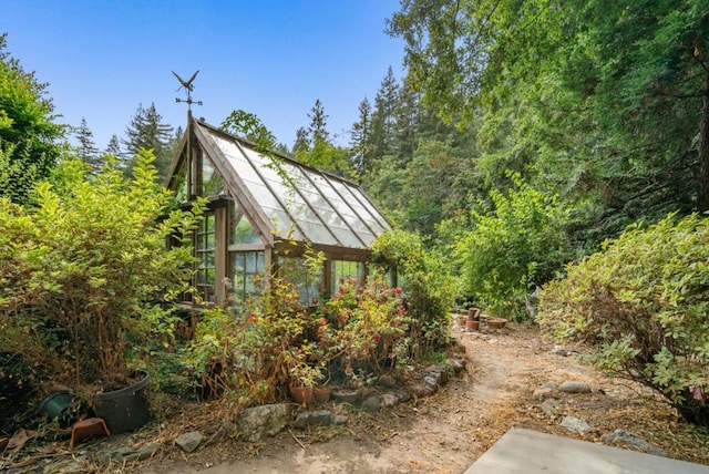 exterior space featuring an outbuilding