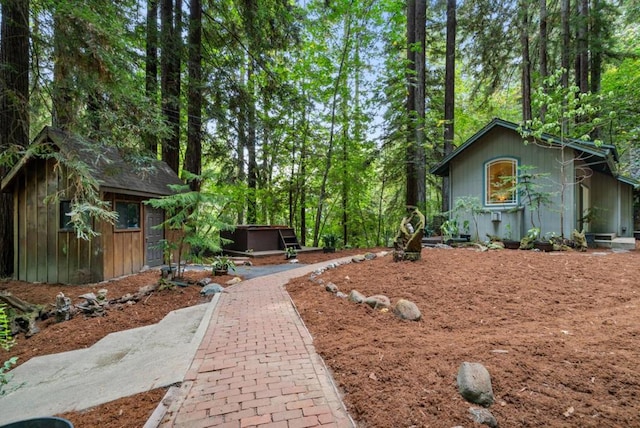 view of yard with a hot tub