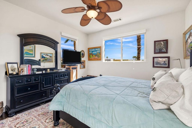 bedroom with ceiling fan