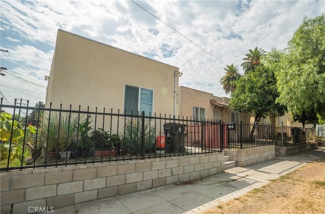 916 W 88th St, Los Angeles, CA 90044 - view of side of property with stucco siding and fence private yard