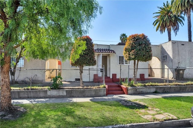 view of front of property featuring a front lawn