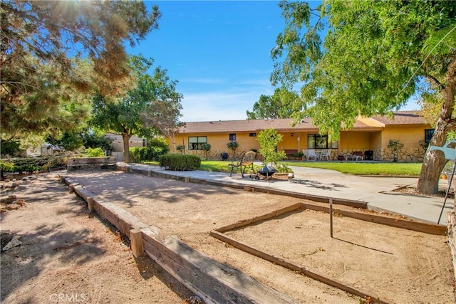 view of front of property featuring a front yard