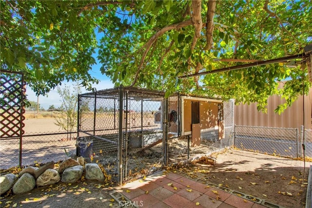 view of yard featuring an outdoor structure