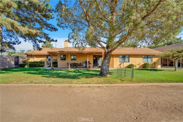 ranch-style house featuring a front yard