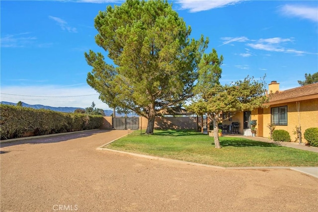 view of front of house featuring a front lawn