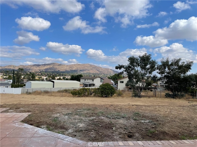 view of yard featuring a mountain view