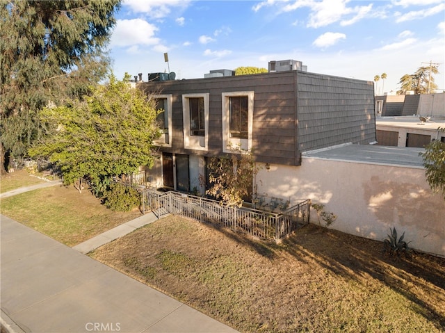 view of front of house featuring a front yard