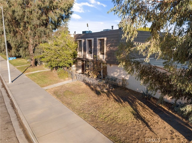 view of front facade featuring a front lawn