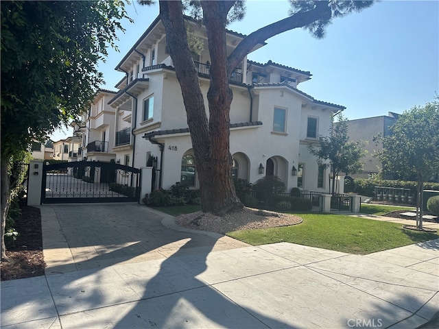 view of front of house with a front lawn