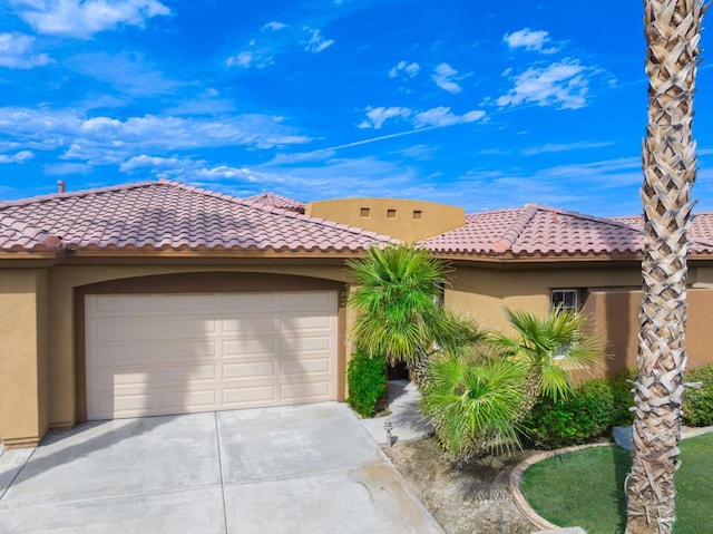 view of front facade featuring a garage