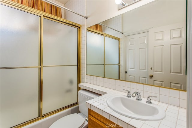 full bathroom with shower / bath combination with glass door, vanity, toilet, and backsplash