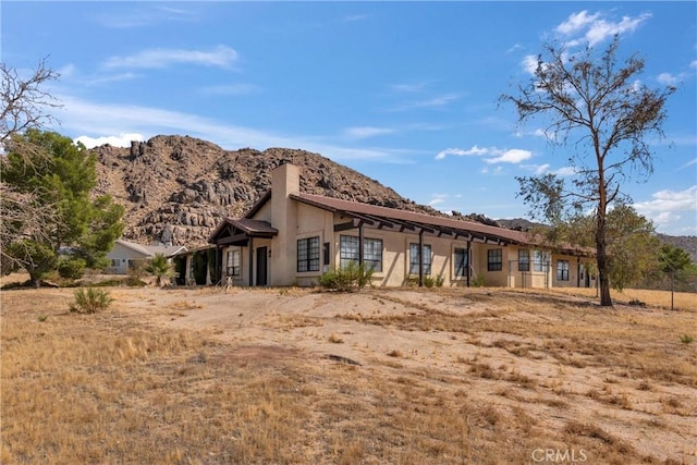 view of front of property featuring a mountain view