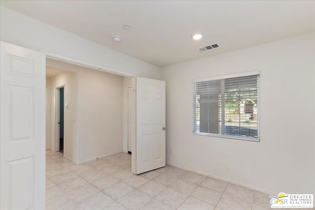 unfurnished room featuring light tile patterned floors