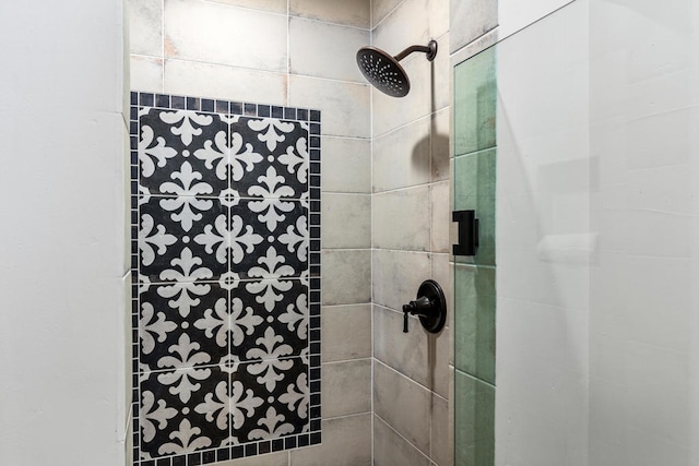 room details featuring tiled shower