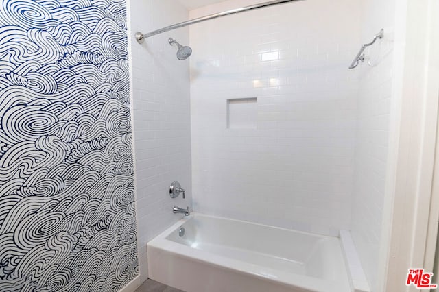 bathroom featuring tiled shower / bath combo