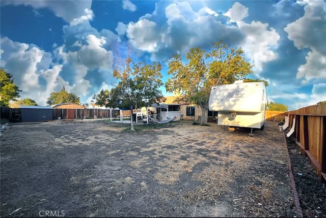 view of yard with a storage unit