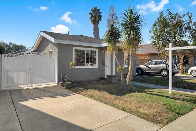 view of front of home featuring a front yard