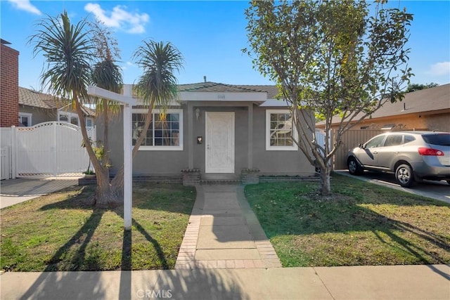 view of front facade featuring a front yard