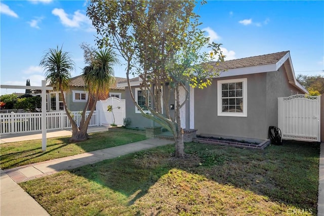 view of front of property with a front lawn