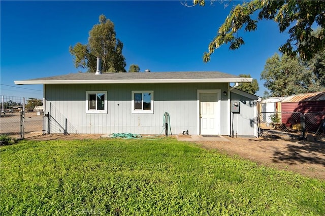 back of house featuring a lawn